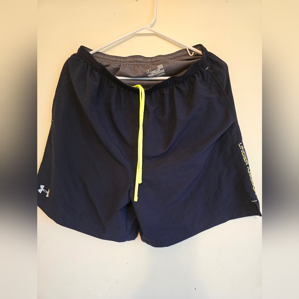 Under Armour shorts men LG black line green light weight.